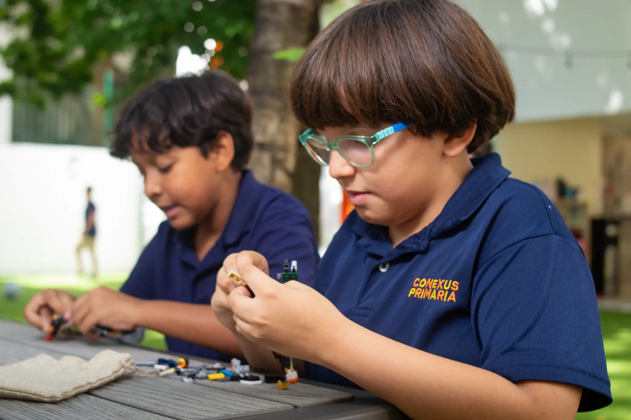 Estudiantes en proyecto práctico de ciencias y tecnología